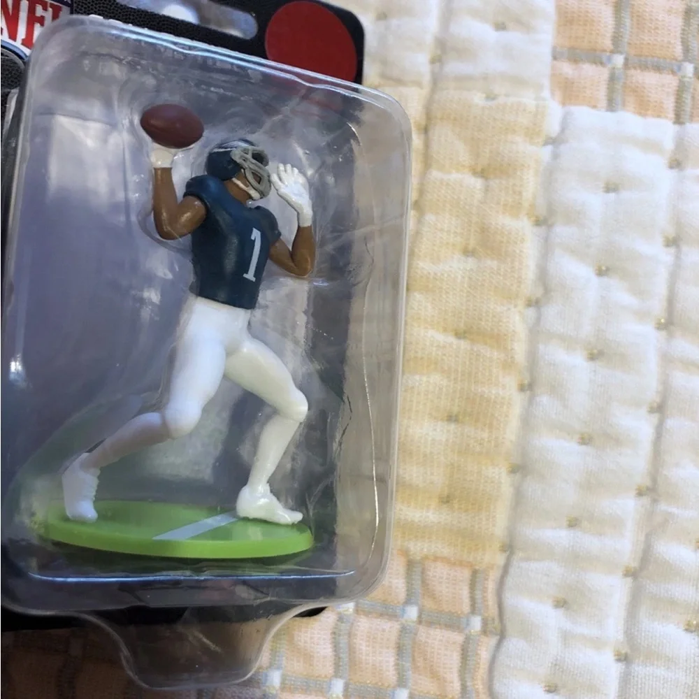 NFL Excite Series 1 Collectible 2.5" Mini Figure JALEN HURTS - NEW - Picture 2 of 4